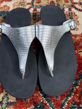 FitFlop Metallic Silver Textured Thong Sandals